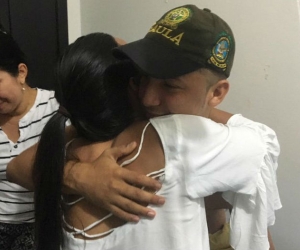 Momento en que el joven se reencontró con su familia.