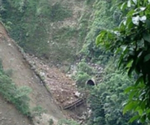 Derrumbe provocó colapso de puente en vía al Llano.