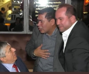 Después de hundido el proyecto, el expresidente César Gaviria en una celebración con el presidente de la Cámara, Alejandro Carlos Chacón.