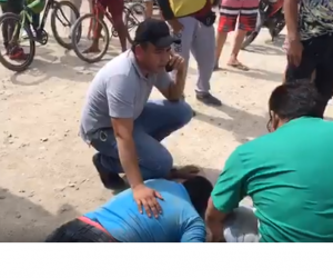 Uno de los heridos estuvo tirado varios minutos tirado en el piso inconsciente tras ser golpeado en la cabeza. 