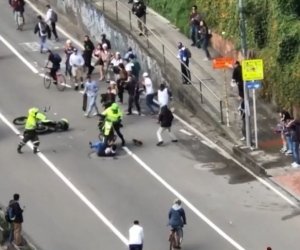 Un policía arrolló a un joven y esto desató la furia de los demás. 