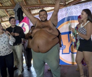 Rolando Javier Mena Salablanca (c), de 44 años, celebra luego de ganar el concurso "Papá Panzón" este viernes en Managua (Nicaragua). 