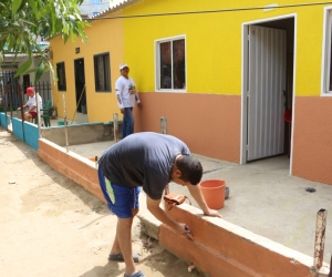 Moradores del barrio Chimila 1 pintando sus casas