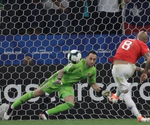 Arturo Vidal de Chile patea un penalti, durante el partido Colombia-Chile