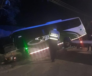 Un bus de servicio especial terminó estrellándose contra una vivienda del sector.