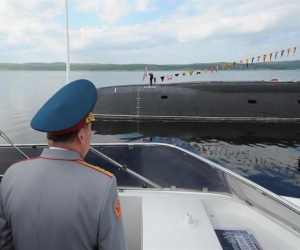 Fotografía de archivo que muestra al presidente ruso, Vladímir Putin (2i), durante una visita a un submarino durante el Día de la Marina en Severomorsk (Rusia).