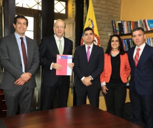 Minvivienda, la Alcaldía, el BID y la Essmar se reunieron para firmar el convenio en Bogotá.