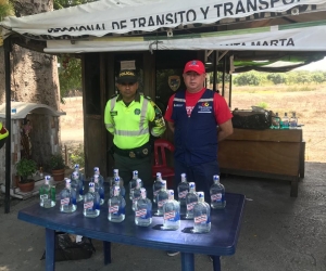 En el operativo lograron la incautación de cinco cajas que contenían 100 botellas de aguardiente Antioqueño de 750 ml.