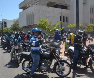 Un grupo de motociclistas protestó hoy en el centro de Santa Marta. 