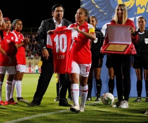 Homenaje a Leicy Santos en su último partido con Santa Fe.