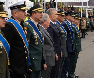 El director de la Policía y los integrantes de la cúpula militar que fueron condecorados. 