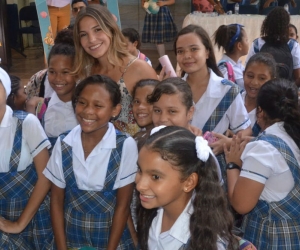 Patricia Hurtado Dávila en compañía de las estudiantes de la IED Laura Vicuña.