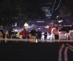 JOHN MINCHILLO- EL PAÍS Policía en el lugar de los hechos