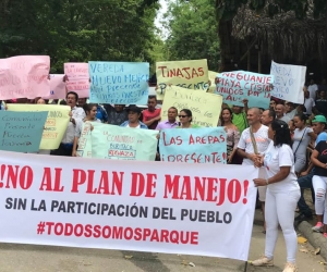 Protesta en la entrada del Parque Tayrona. 