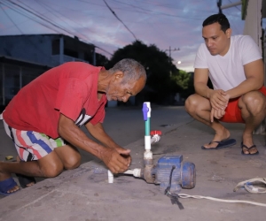 Aristides Herrera viviendo en carne propia los padecimientos del agua.