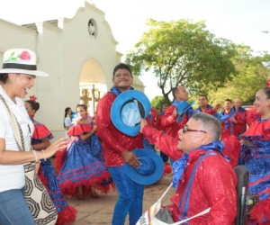 Desfile Folclórico en El Banco, con la participación de funcionarios de la Gobernación