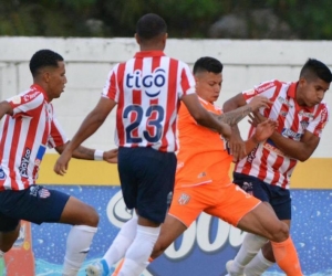 Junioristas cerrando la ofensiva de Envigado FC.