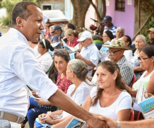 Jaime Cardenas, visitando el barrio 20 de Octubre