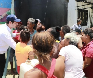 Luis Miguel Cotes compartió con los habitantes las propuestas para superar la necesidad de agua.