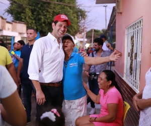 El candidato a la Gobernación realizó un 'puerta a puerta' en La Paz. 