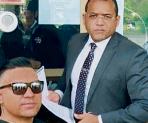 Esta foto se la tomó Elkin López (gafas) con su abogado Álex Fernández, cuando viajaron a Bogotá a notificar su disposición ante las autoridades.