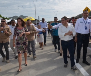 Marta Lucía Ramírez asistió a la inauguración del puente vehicular de Bavaria. 