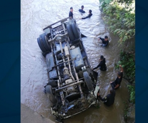 Camión de la Policía que cayó al río Tucurinca. 