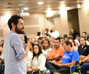 El representante a la Cámara, Juan Carlos Losada. 