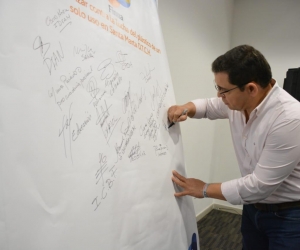 El alcalde de Santa Marta, Rafael Martínez, firmó un acuerdo simbólico para que otras entidades se unan a la lucha contra el plástico de un solo uso. 