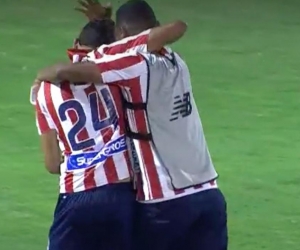 Víctor Cantillo celebra su gol con Luis Narváez.