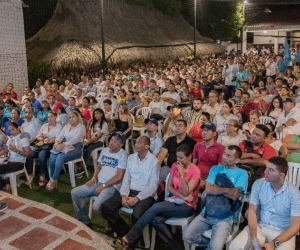 El Mello reunido con simpatizantes de su campaña.