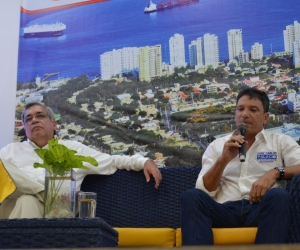 El candidato Juan Carlos Palacio y el periodista Ulilo Acevedo. 