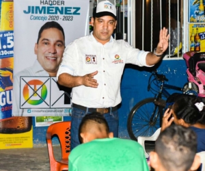 El candidato reunido con simpatizantes de su campaña.