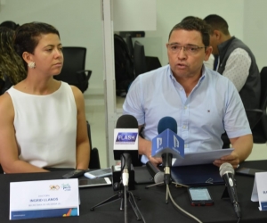 El alcalde de Santa Marta, Rafael Martínez, y la secretaria (e) de Hacienda, Ingrid Llanos. 