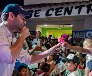 El Mello reunido con simpatizantes de su campaña.