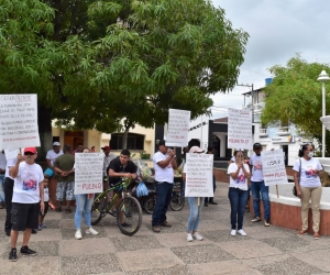 La Fundación José Barros Palomino junto con varias organizaciones, realizaron un plantón frente a la Alcaldía como protesta a la falta de pago de la administración municipal. 