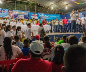 El Mello reunido con simpatizantes de su campaña.