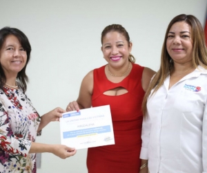 Norma Vera recibiendo el reconocimiento entregado por la Unidad de Víctimas.