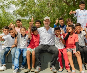 El Mello reunido con pequeños simpatizantes de su campaña.