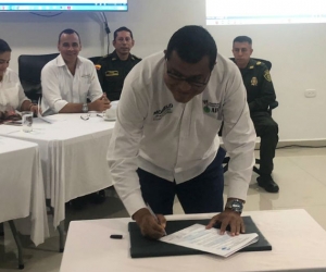 Robinson Morelo firmando el pacto.