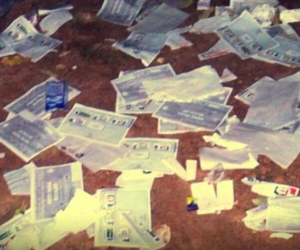 Material electoral destruido en asonada.