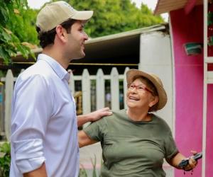 El Mello reunido con simpatizantes de su campaña.