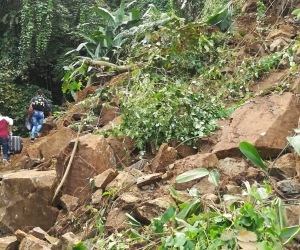 Derrumbe en vía que conduce a San Pedro de la Sierra