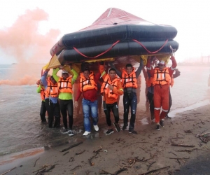 Parte de la capacitación incluyó supervivencia en el mar.