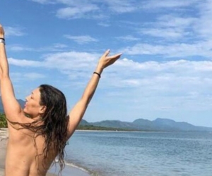 La actriz Natalia Durán en una playa de Buritaca