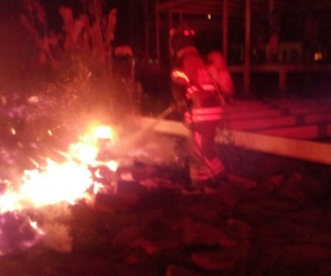 Un doble incendio se presentó a las afueras del CDI de Bonda.