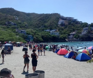 Las playas de Taganga están llenas de turistas y no hay donde parquear vehículos.