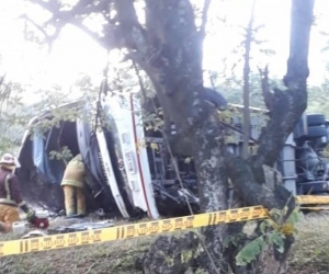 Así quedó el bus tras el accidente.