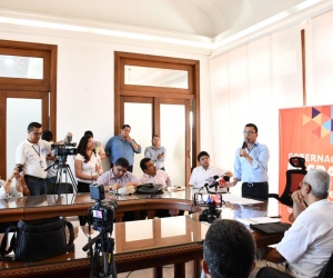 El gobernador del Magdalena, Carlos Caicedo, hizo el anuncio en una rueda de prensa. 