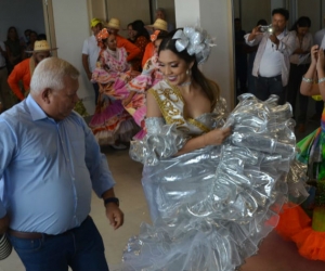 El alcalde del municipio de Ciénaga, Luis ‘Tete’ Samper y las reinas del Caimán, Keily Dayana Gordillo Blanco y Harleg Munive Urieles 